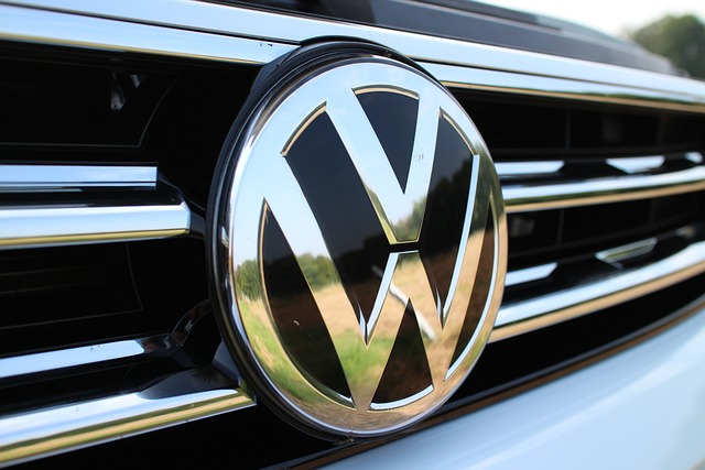Het iconische volkswagen logo in het zwart: stijlvolle evolutie in design